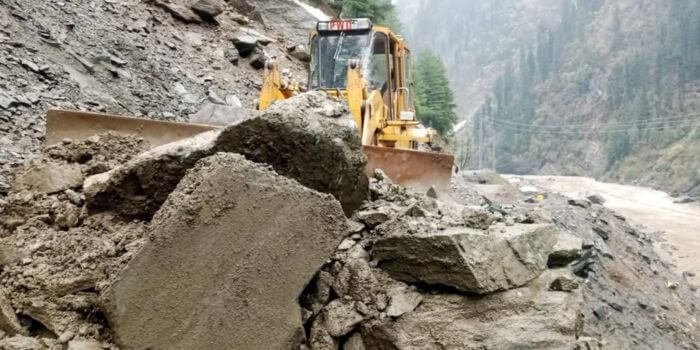 کشمیر میں شدید بارش سڑکیں بند املاک تباہ ایک کم سن بچی جان سے گئی