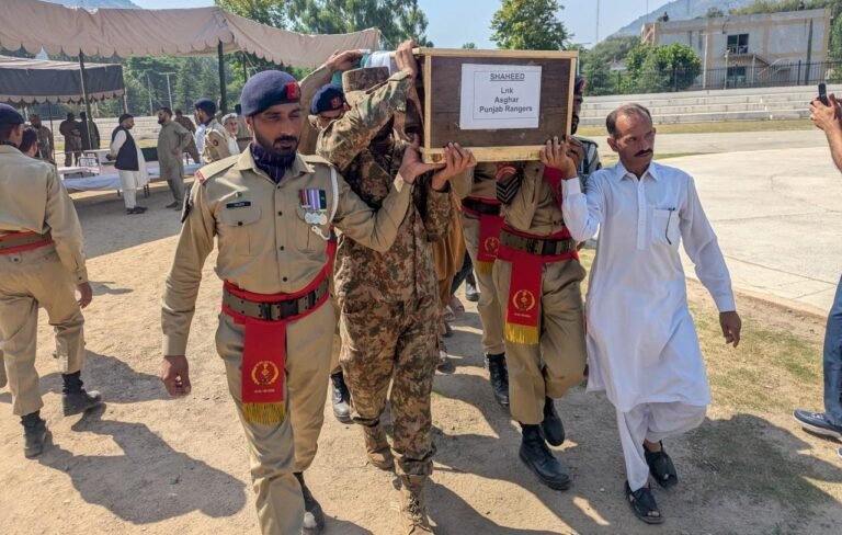کشمیر، شٹرڈاون پہیہ جام ہڑتال کا تیسرا روز، ارمی اہلکاروں کی نماز جنازہ ادا، ایک مزید جاں بحق سات ذخمی